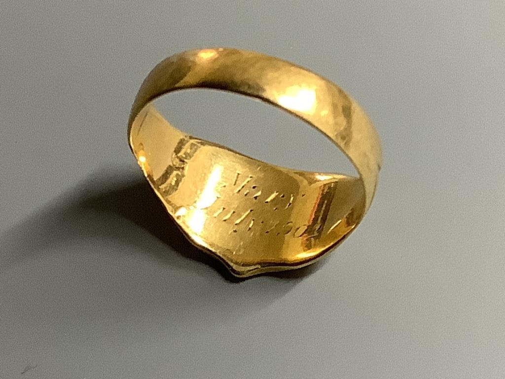 An Edwardian 18ct signet ring with engraved initial and inscription, size S/T